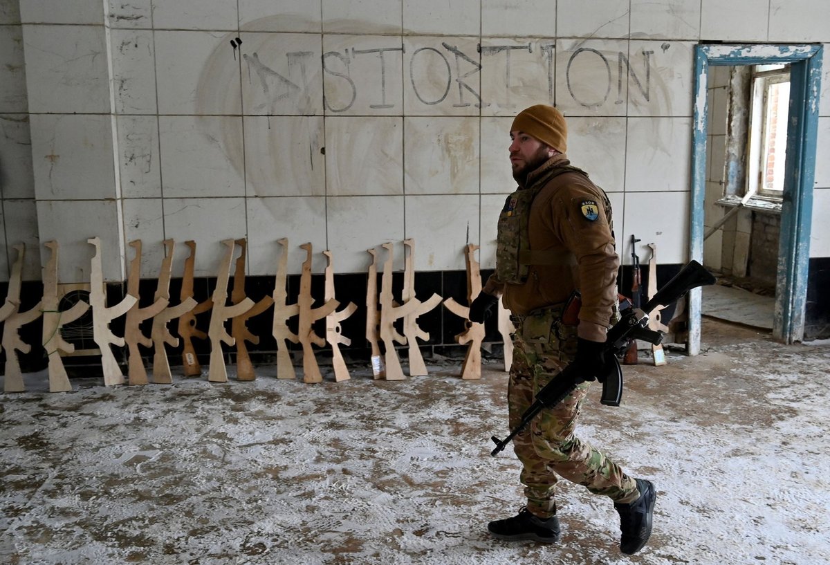 اقدام جدید شهروندان اوکراین؛ تمرین نظامی با اسلحه چوبی (عکس)
