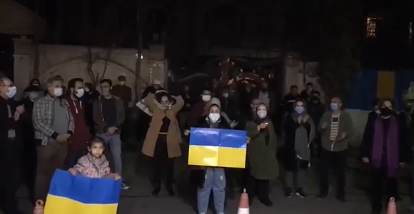 تجمع تهرانی ها مقابل سفارت اوکراین در تهران با شعار مرگ بر پوتین