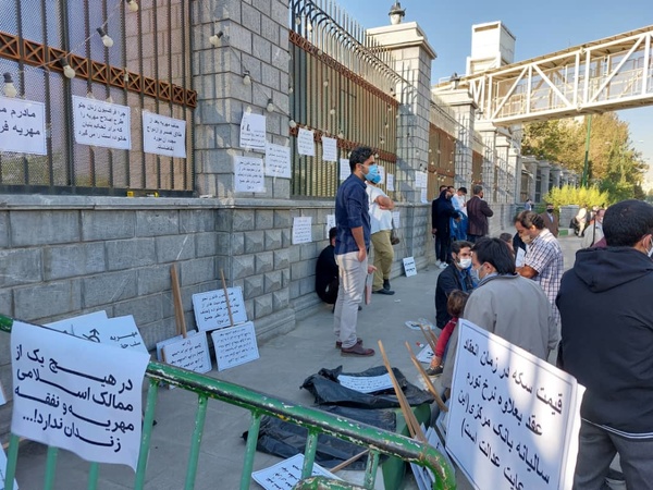 مخالفان مهریه مقابل مجلس تجمع کردند + تصاویر