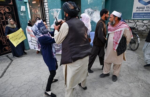 طالبان تجمع زنان در کابل را سرکوب کرد / شلیک هوایی طالبان و حمله به یک روزنامه نگار خارجی