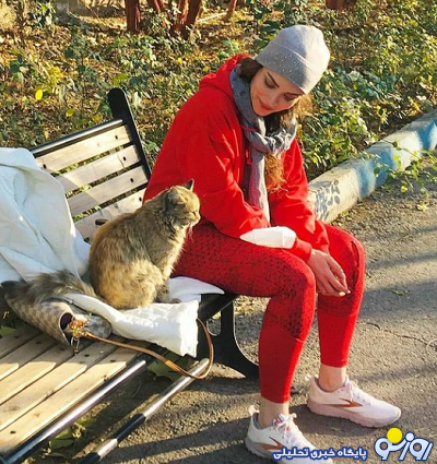 تیپ قرمز بهنوش طباطبایی با گربه اش/عکس