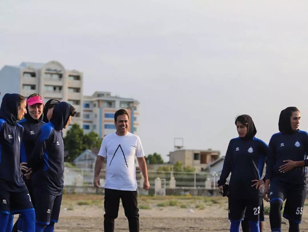 حامد آهنگی در تمرین تیم زنان ملوان