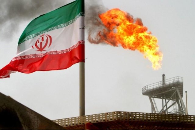 بلومبرگ: ایران قیمت نفت خود را پایین‌تر آورده تا با روسیه رقابت کند / اکنون تهران نفت خود را ۱۰ دلار ارزان‌تر از نفت برنت، قیمت‌گذاری کرده