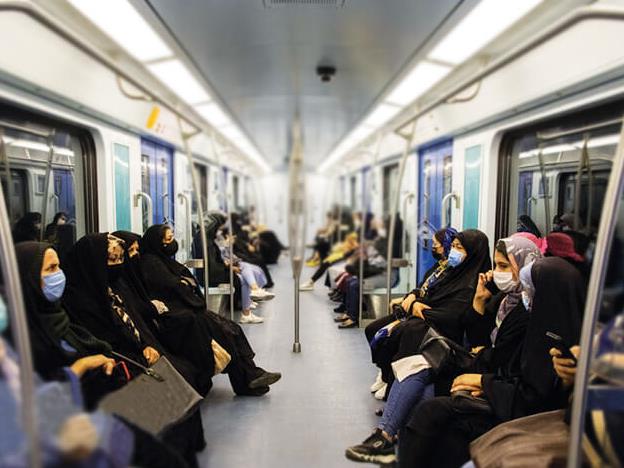 بر اساس نامه دادسرای انقلاب مشهد، ماموران مترو می‌توانند به «زنان بد حجاب» تذکر لسانی دهند