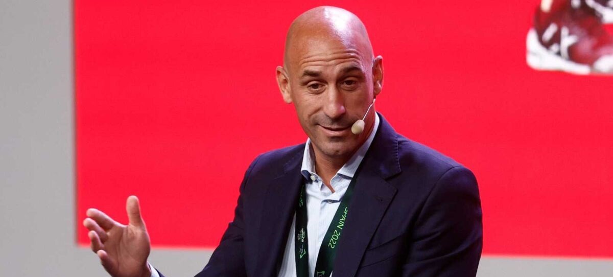 اتهام سنگین به رئیس فدراسیون فوتبال ؛ یک خوشگذرانی عجیب