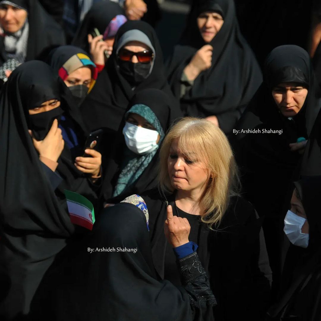 زن بی حجاب بلوند در راهپیمایی 13 آبان/عکس