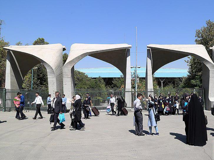 واکنش معاون دانشگاه تهران به شکستن شیشه در ورودی خوابگاه حافظ: همان شب از هر ۷ طبقه خوابگاه بازدید کردم؛ ورود نیروی انتظامی به خوابگاه کذب محض بود؛ هیچ دانشجویی هم دستگیر نشده بود