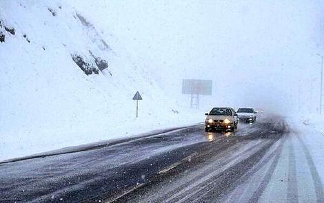 برف و باران در جاده‌های ۱۷ استان/ جاده چالوس و آزادراه تهران – شمال تا سه‌شنبه مسدود شد