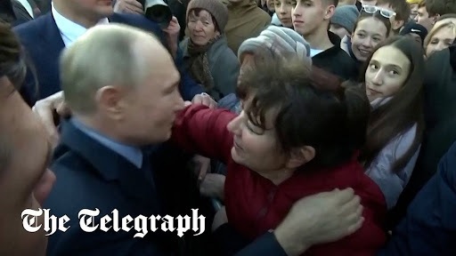 پوتین دو زن را در اقدامی نادر در آغوش گرفت