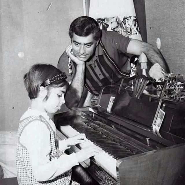 فردین و دخترش در حال نواختن پیانو/عکس