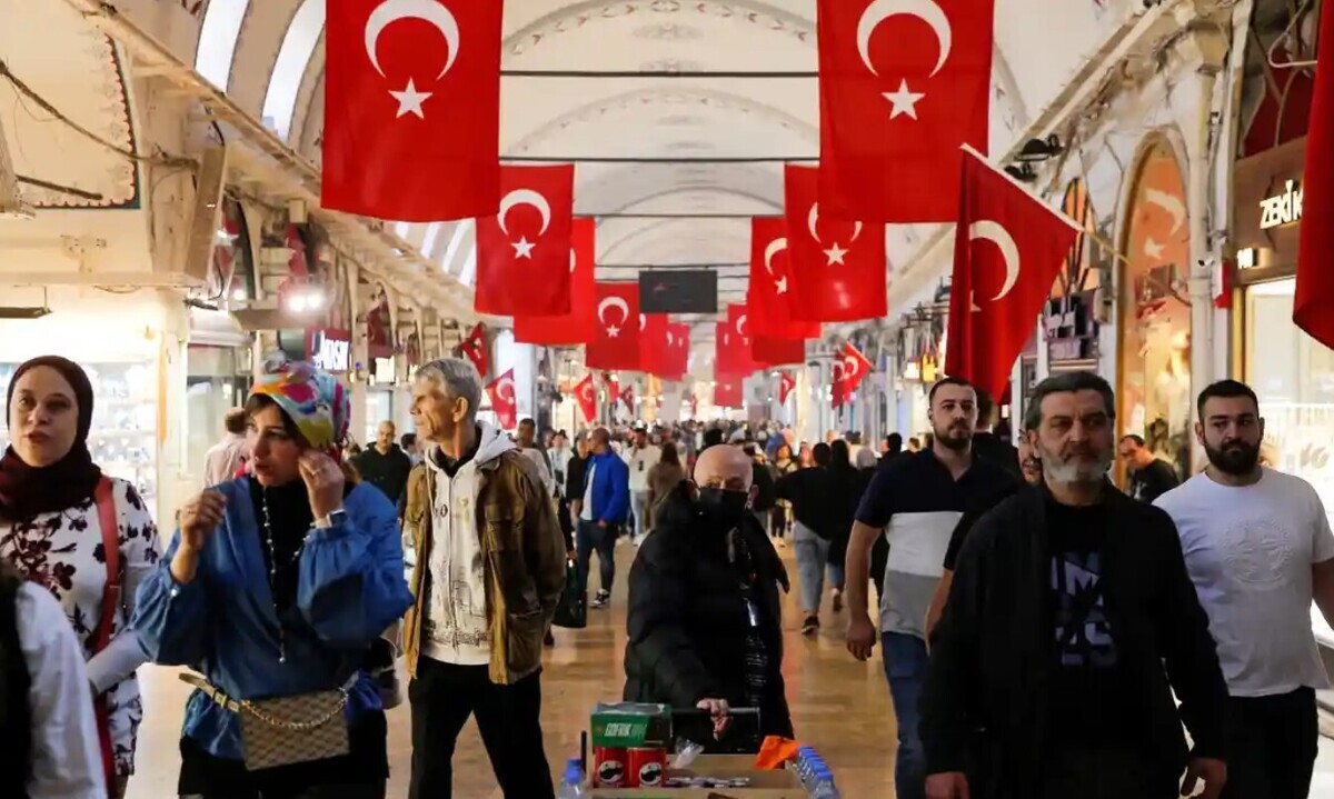«آیا کسی دلار می خرد؟»؛ ساعاتی در فضای متشنج دلالان ارزی در بازار بزرگ استانبول