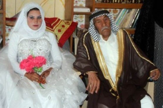 ازدواج عجیب پدربزرگ 92 ساله با دختر 70 سال کوچکتر/ عکس