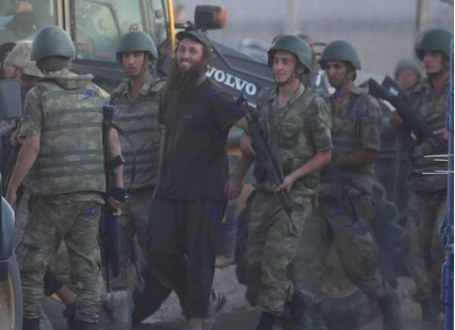 دستگیری شبه نظامی داعش توسط ارتش ترکیه دستگیری شبه نظامی داعش توسط ارتش ترکیه