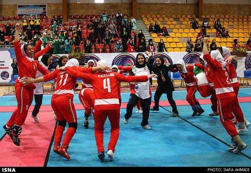 خوشحالی دختران از قهرمانی در ورزش کبدی + عکس