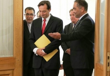 چرا محافظه کاران ایرانی به بریتانیا کاملا بی اعتمادند؟ چرا محافظه کاران ایرانی به بریتانیا کاملا بی اعتمادند؟