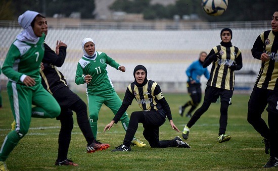 تلاش دختران فوتبالیست شیرازی و کرمانی برای پیروزی +گزارش تصویری