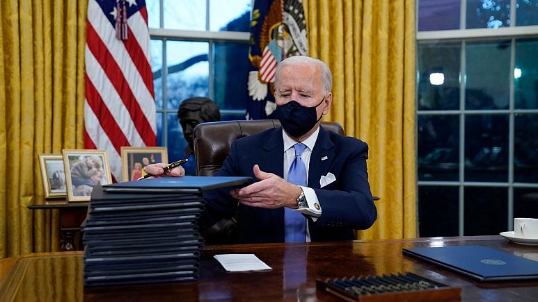 جو بایدن با امضای ۱۷ فرمان اجرایی در روز نخست میراث ترامپ را نشانه رفت