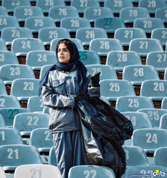 بازیگر زن درحال جمع کردن زباله در ورزشگاه+عکس