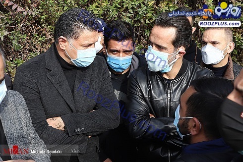 علی کریمی با ۳ ماسک در مراسم تدفین مهرداد میناوند+عکس