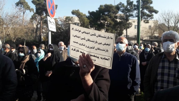 اتحادیه بازنشستگان کارگری تامین اجتماعی مقابل مجلس تجمع کردند+عکس