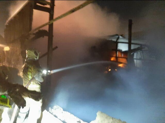 حریق در یک کارگاه صنعتی در تهران / مصدوم شدن سه آتش نشان حین عملیات