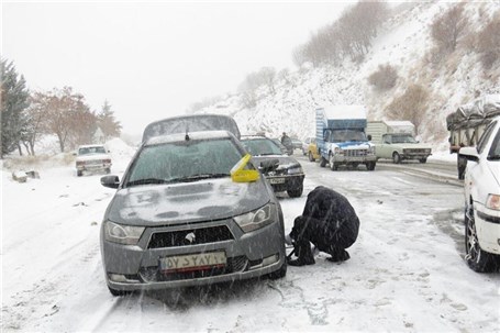 برف و باران در محورهای برون شهری ۲۰ استان