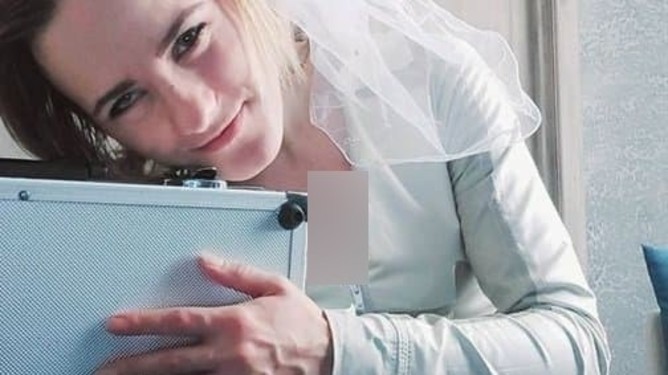 زن روسی با کیف دستی خود ازدواج کرد