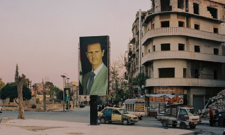  سوریه از هم پاشیده و بنرهای دکتر اسد در میان ویرانی‌ها