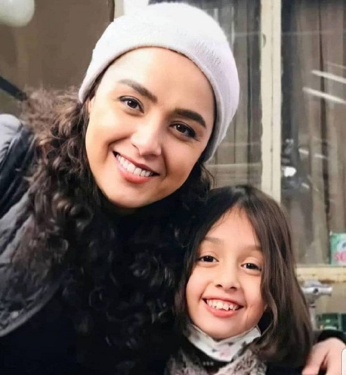 قابی دو نفره از ترانه علیدوستی و دخترش «حنا»