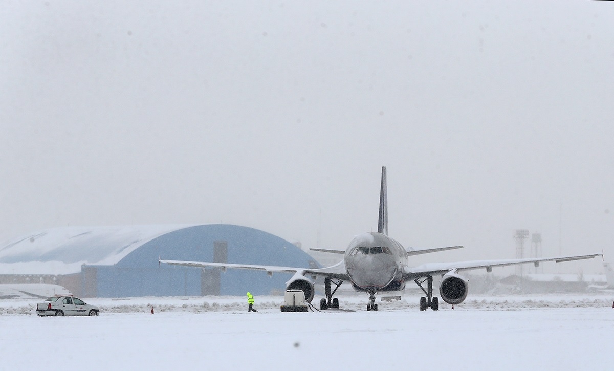 برف چندین پرواز فرودگاه مهرآباد را لغو کرد