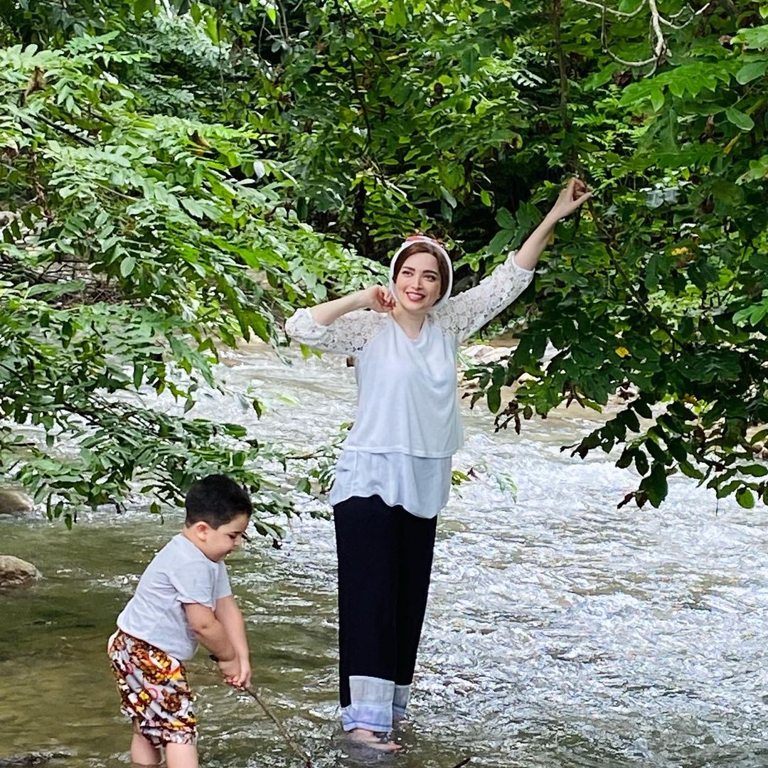 آب تنی بهنوش طباطبایی با لباس اندامی + عکس