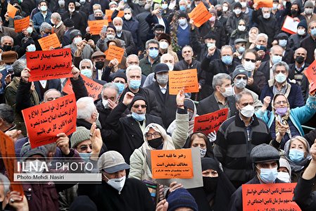 تجمع اعتراضی بازنشستگان مقابل مجلس/عکس
