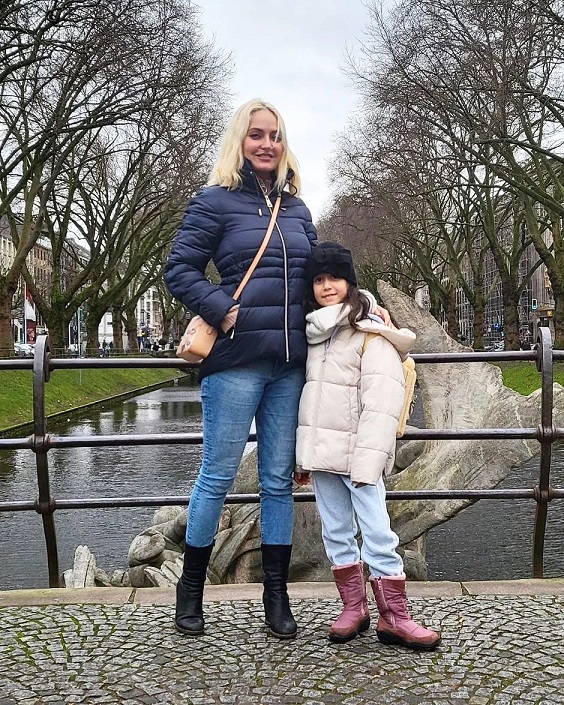 تصویر بی حجاب مهناز افشار در کنار فرزندش