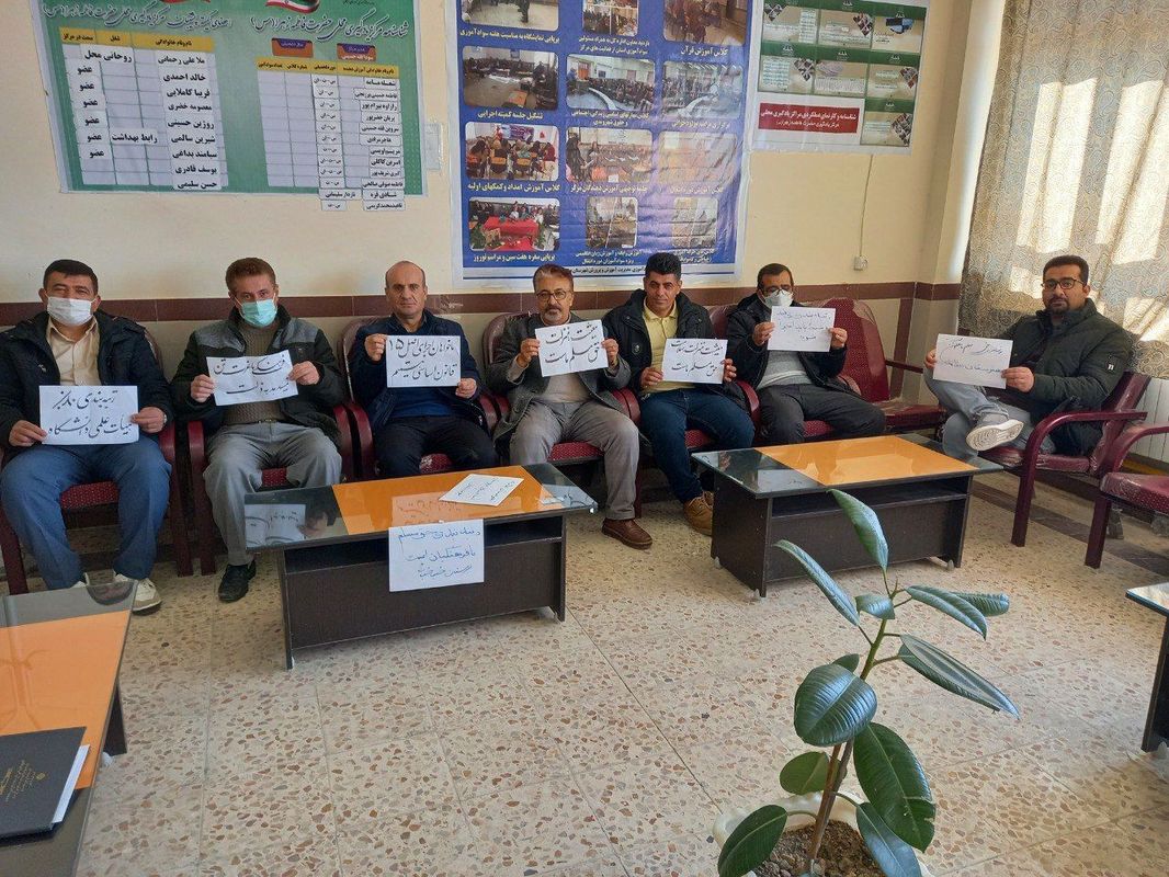 تحصن وقت فرهنگیان را تلف میکند تحصن وقت فرهنگیان را تلف میکند