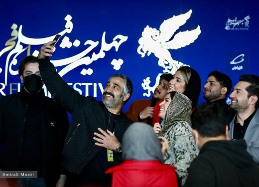 سلفی گرفتن پژمان جمشیدی در جشنواره فیلم فجر + عکس