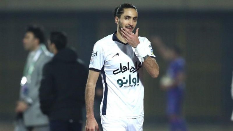 اشتباه داور در دادن کارت به ستاره استقلال ؟!