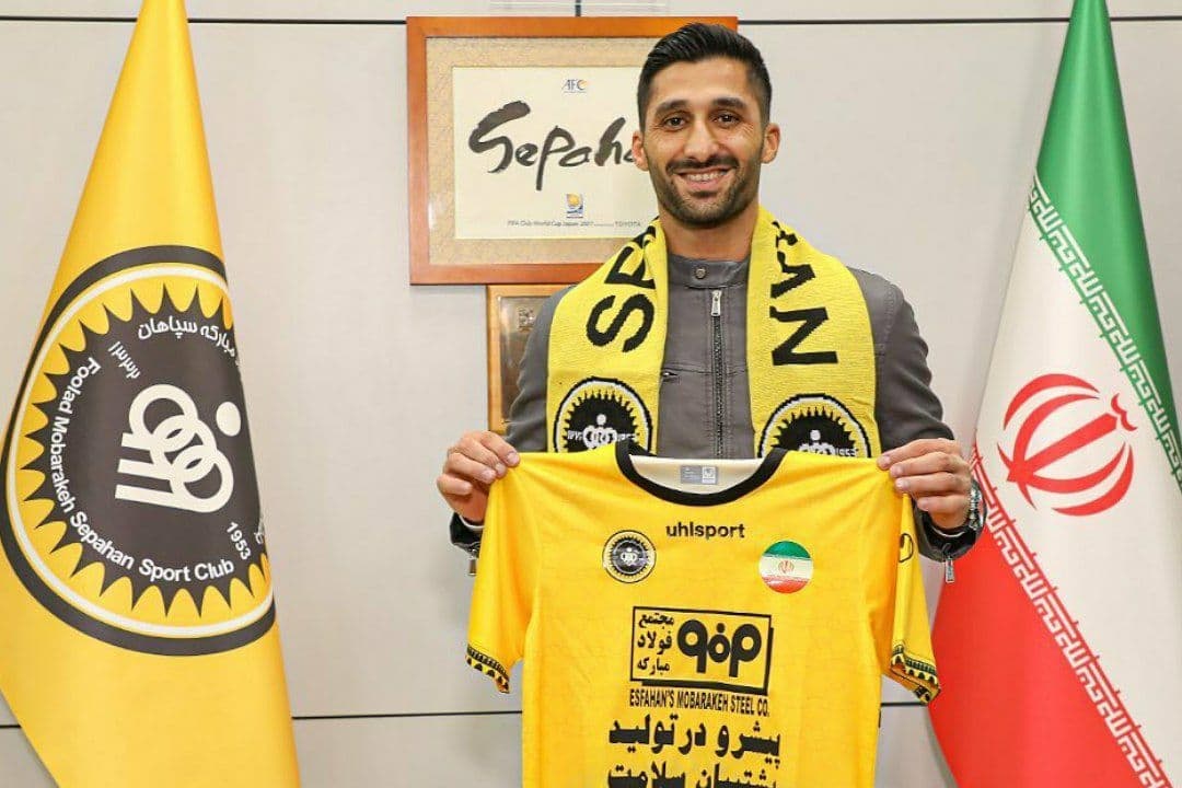 ستاره جذاب استقلالی ها با تیم حریف تمرین کرد ستاره جذاب استقلالی ها با تیم حریف تمرین کرد