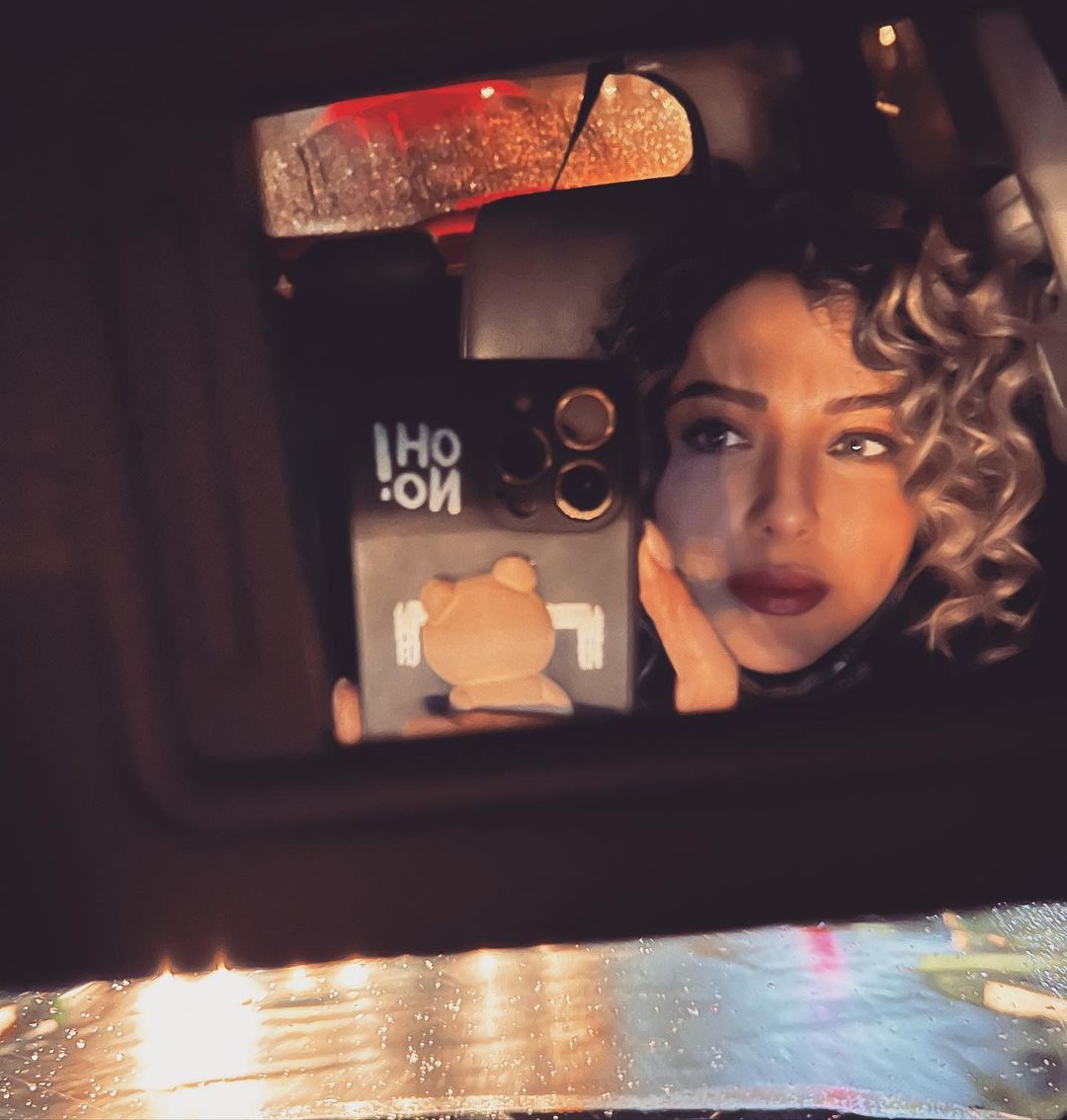 سلفی بی حجاب لیلا اوتادی در ماشین میلیاردی اش