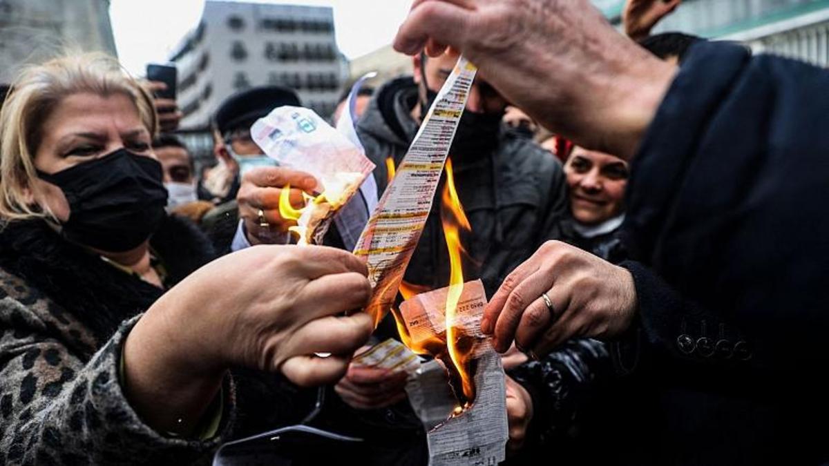 اعتراض ترک ها به اعتراضات خیابانی؛  معترضان قبوض برق خود را آتش زدند