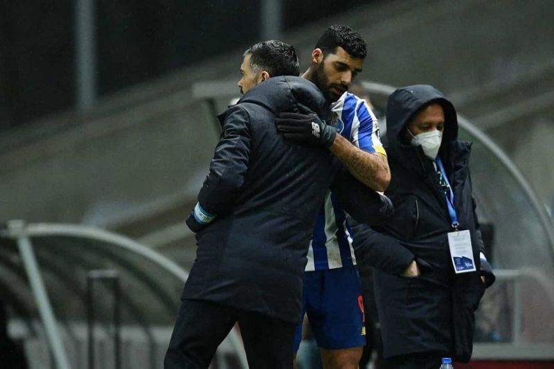 اعتراض به داور کار دست سرمربی مهدی طارمی داد اعتراض به داور کار دست سرمربی مهدی طارمی داد