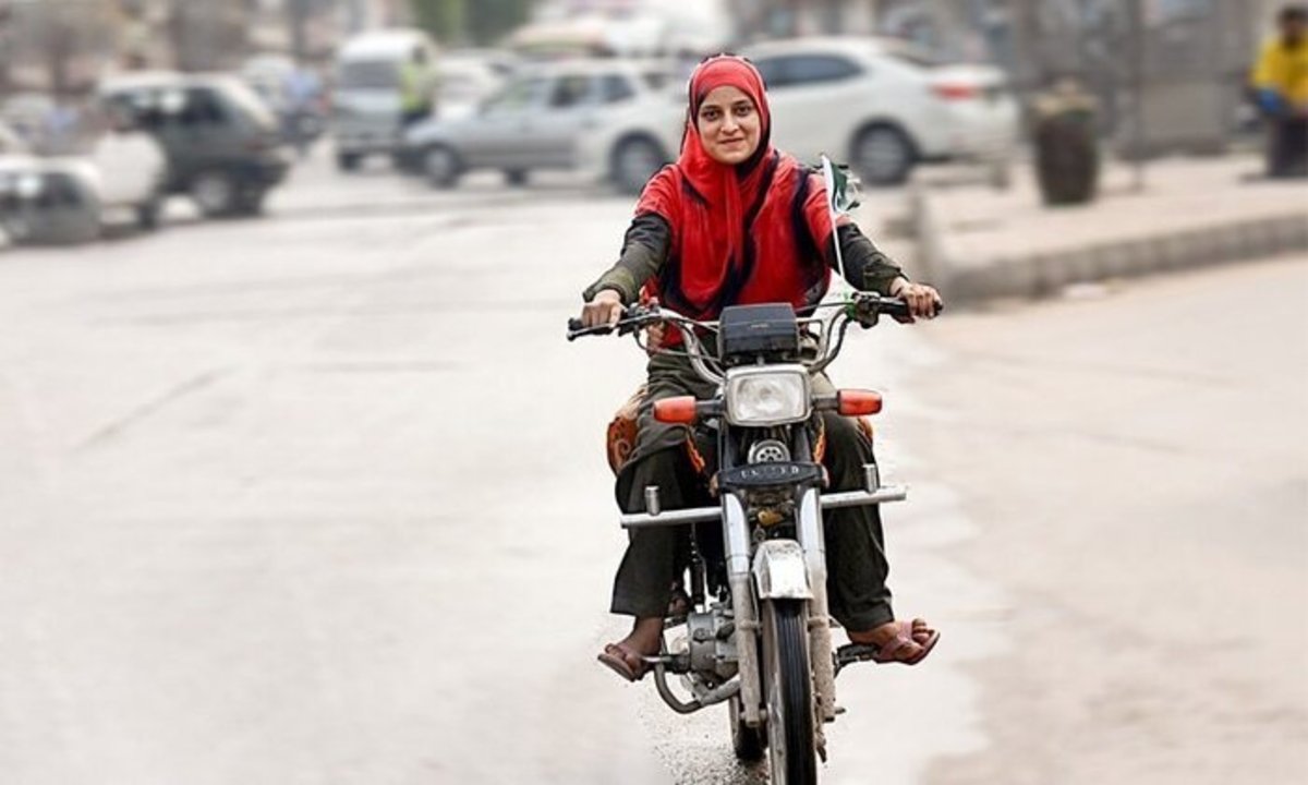 فرمانده انتظامی تهران: چون برای زنان گواهینامه صادر نمی‌شود، موتورسواری‌ زنان ممنوع است