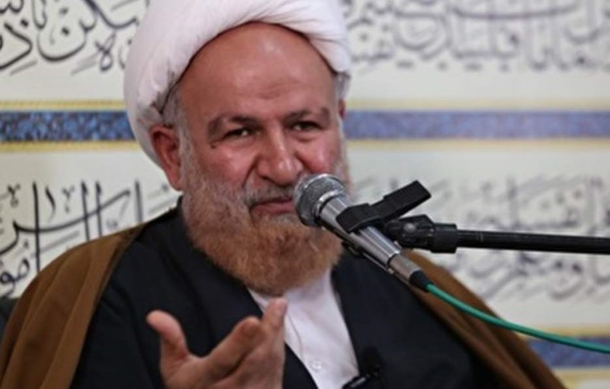 نامه‌ی عضو ارشد جامعه مدرسین حوزه به رئیسی: جلوی ورود زنان به ورزشگاه را بگیرید