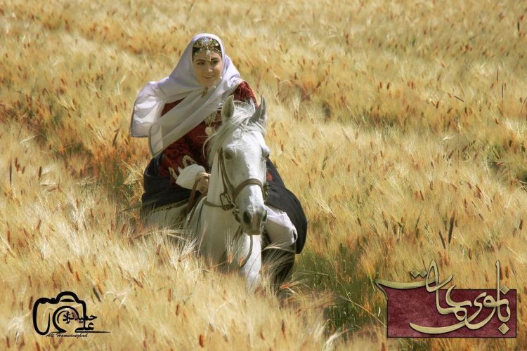 اسب سواری فوقِ حرفه ای و دیده نشده از مریم مومن/عکس