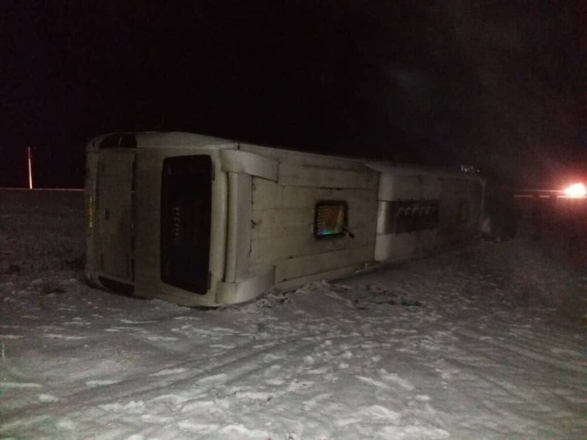 واژگونی اتوبوس در جاده ازنا - اراک/ ۱۷ نفر مصدوم شدند