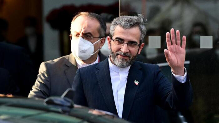 علی باقری پس از یک سفر کوتاه و رایزنی در تهران به وین بازگشت