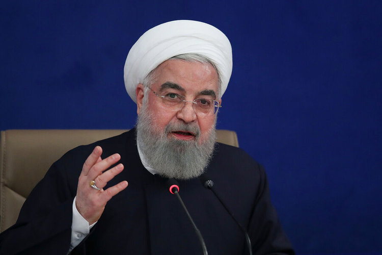 روحانی: عده ای خود را سوپر انقلابی می دانند اما به جای آمریکا به دولت فحش می دهند
