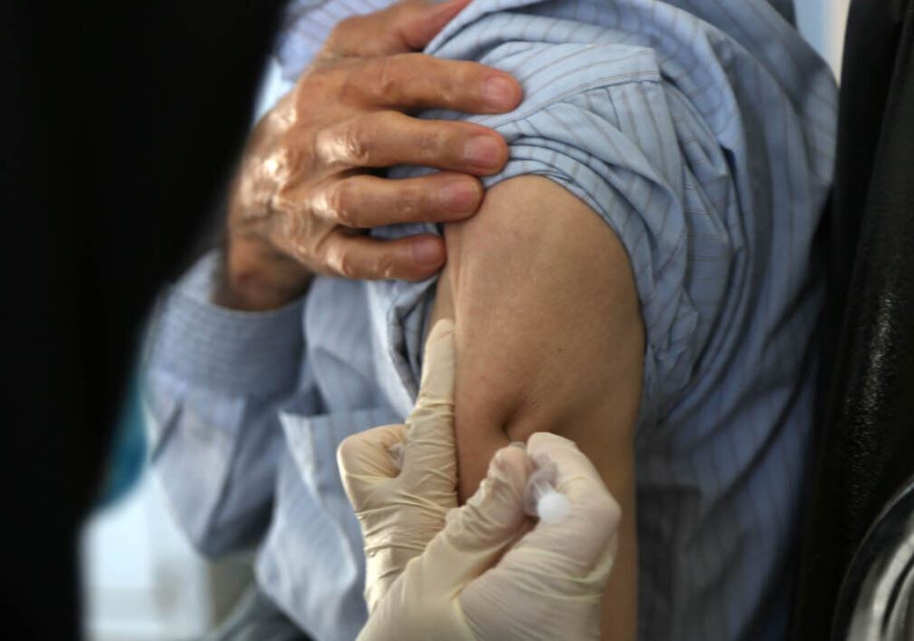 یک ویروس‌شناس: عوارض واکسن کرونا اغلب ۴ ساعت پس از تزریق ظاهر می‌شود
