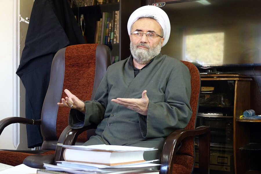 مسیح مهاجری: روحانیون به کارهای تقنینی و قضایی اکتفا و ریاست جمهوری را به دیگران واگذار کنند