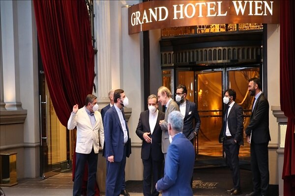 مذاکرات وین با حضور نمایندگان بانک و بیمه و نفت ایران از سر گرفته میشود مذاکرات وین با حضور نمایندگان بانک و بیمه و نفت ایران از سر گرفته میشود