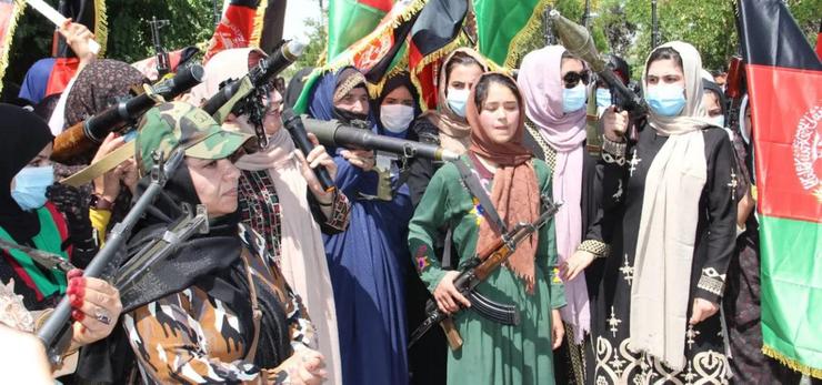 آماده نبرد؛ زنان مسلح افغان درباره طالبان چه می‌گویند؟